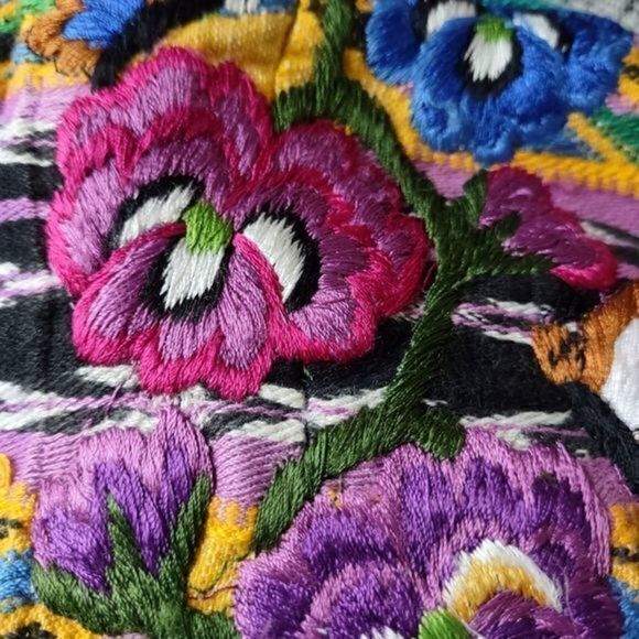 Vintage‎ Veranda Wear Guatemalan Knit Cardigan with Needlework Embroidery Sz M - Picture 12 of 12